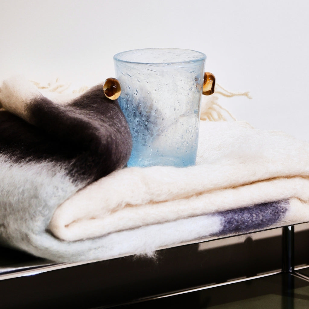 Image Vase Le Petit Pivoine La Romaine Éditions • Bleu clair et marron